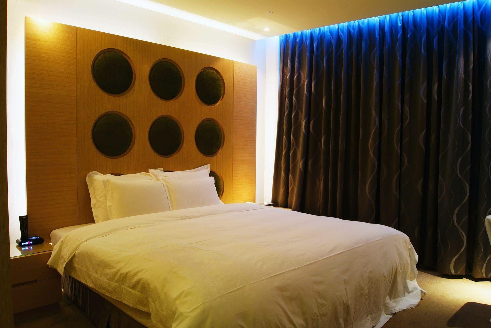 All-Ur Boutique Motel - Taichung Branch Bagian luar foto