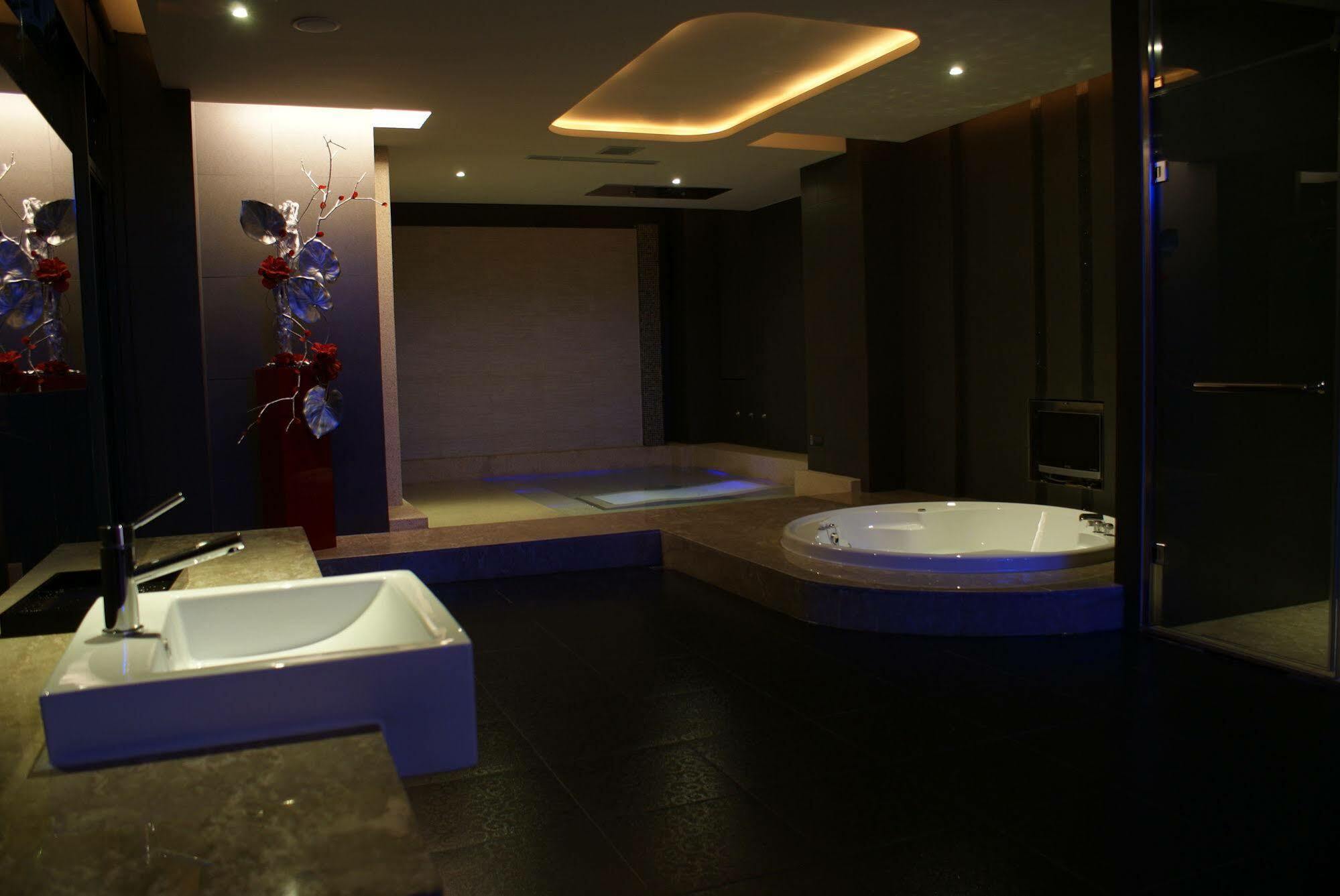 All-Ur Boutique Motel - Taichung Branch Bagian luar foto