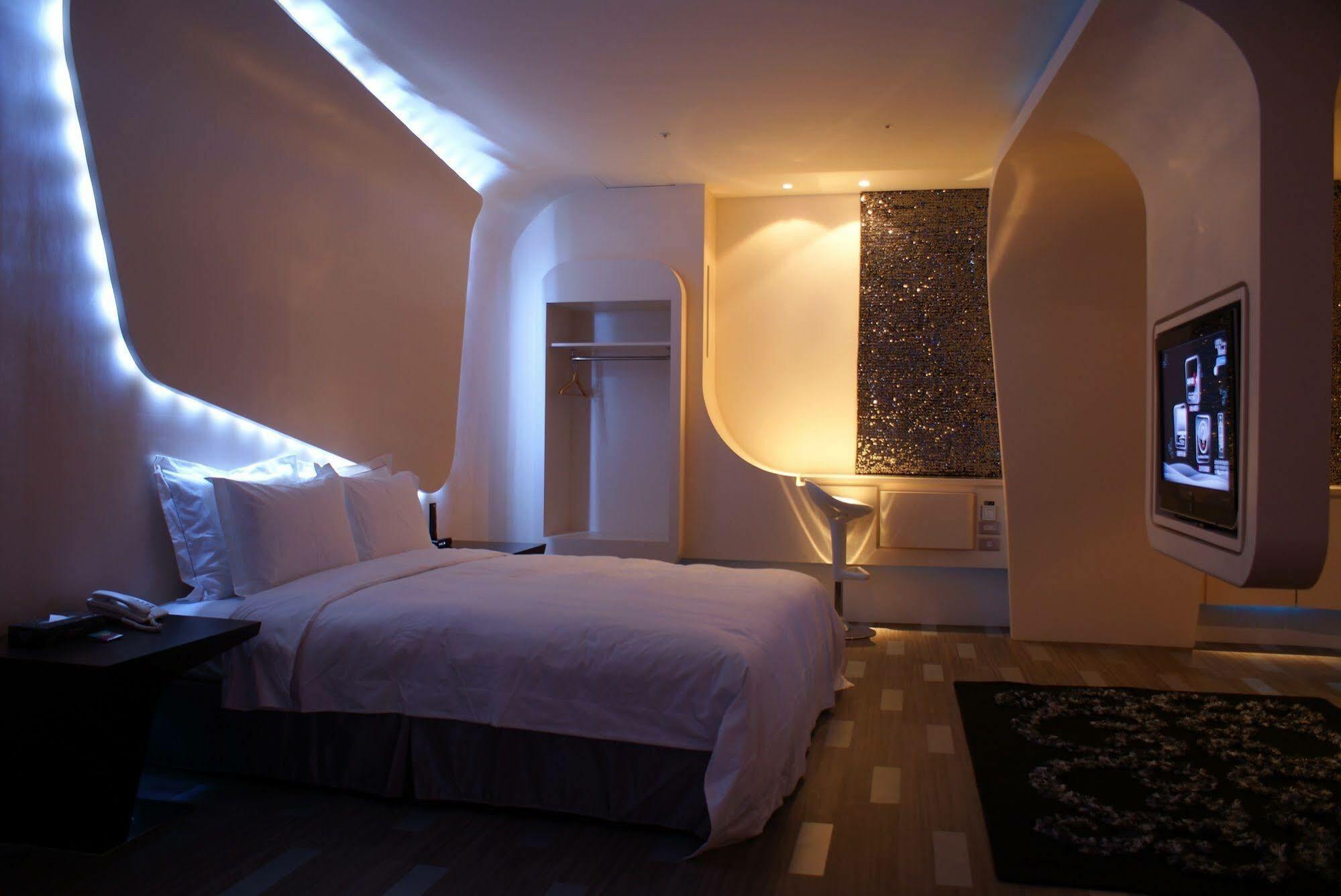 All-Ur Boutique Motel - Taichung Branch Bagian luar foto