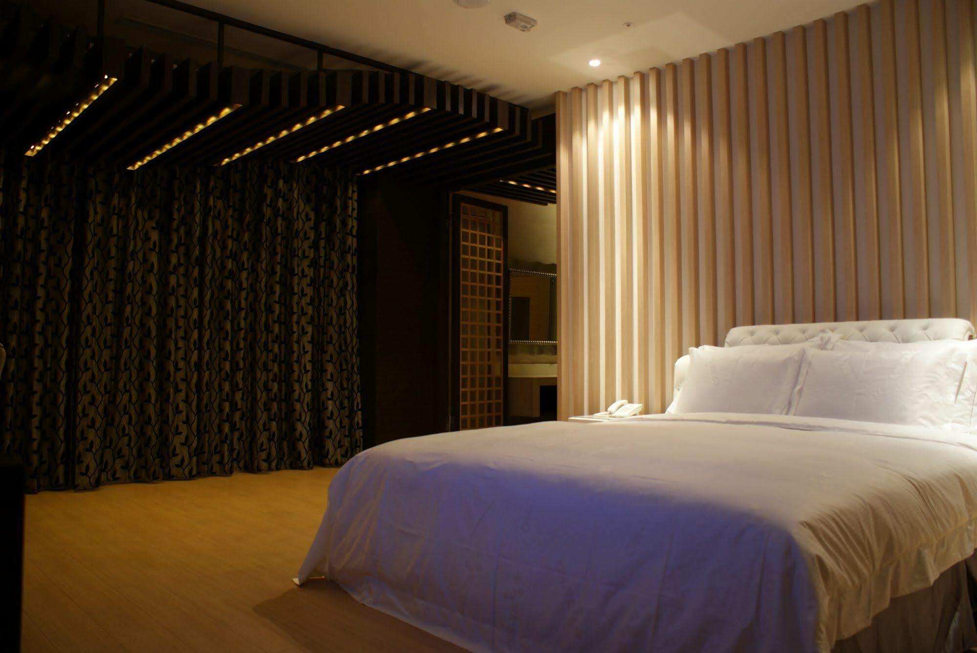 All-Ur Boutique Motel - Taichung Branch Bagian luar foto